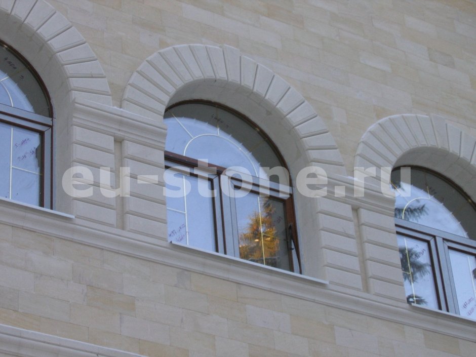 Обрамление арочных окон на фасаде
