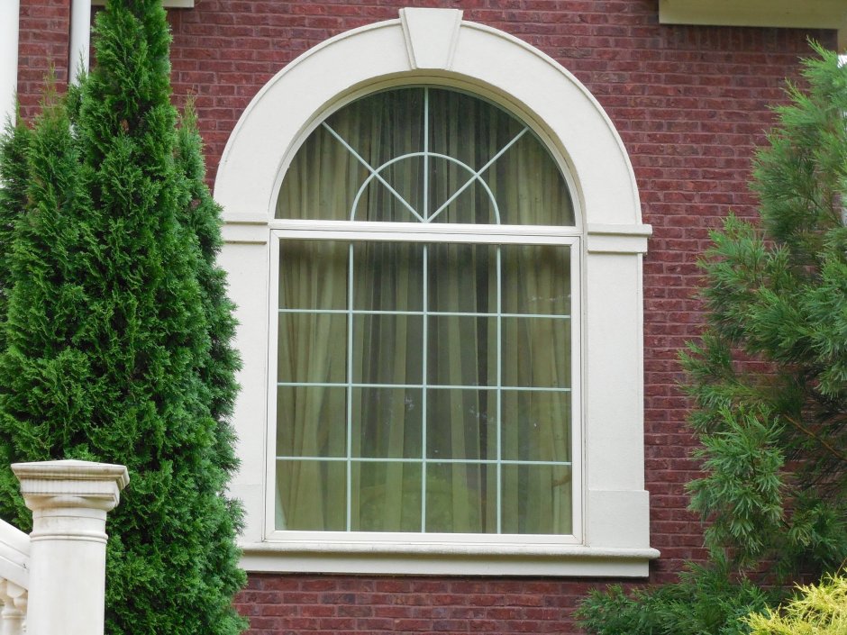 Фасад с арочными окнами