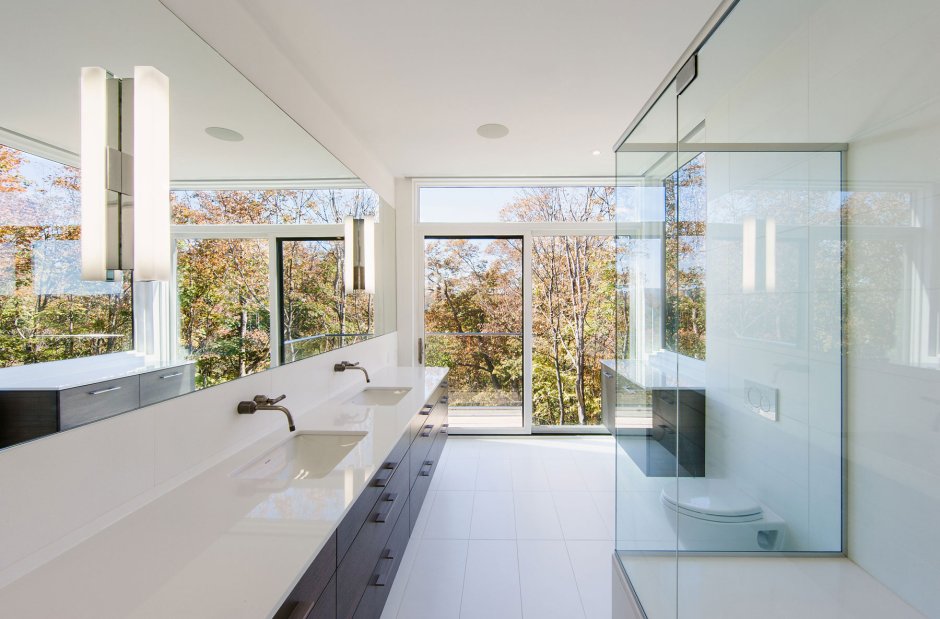 Ванная с окном в современном стиле