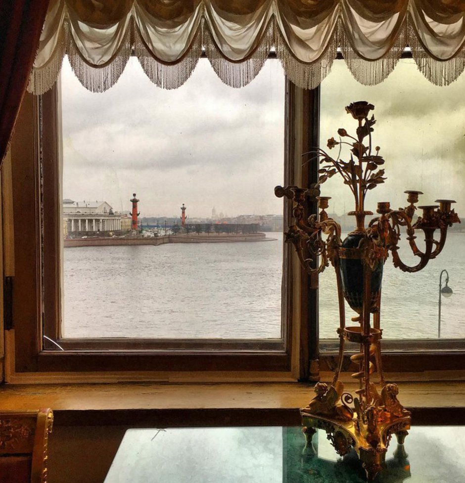 Вид на Неву из окон Эрмитажа в Санкт-Петербурге