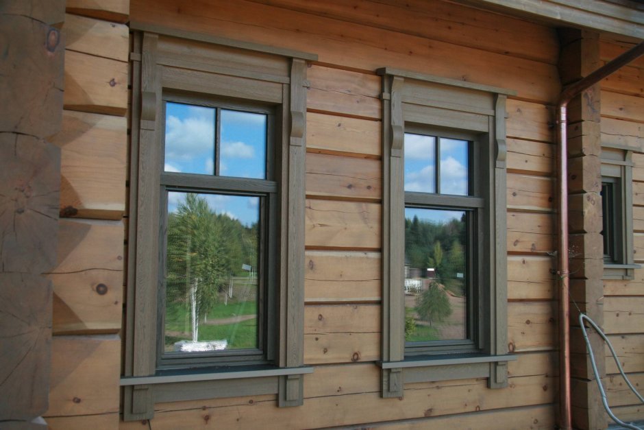 Окно в деревянном доме вид спереди