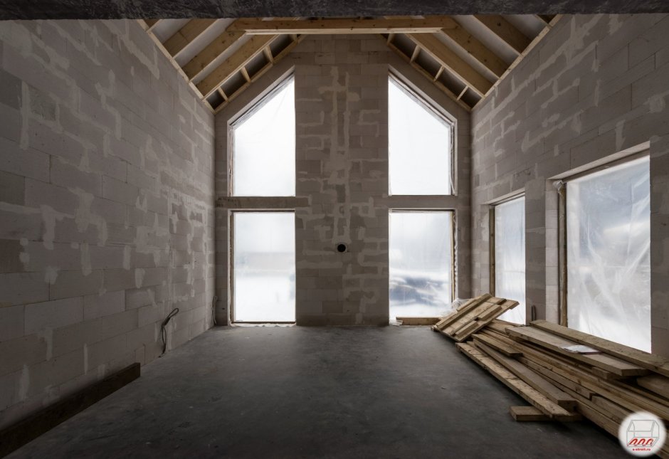 Гостиная в деревянном доме с панорамными окнами
