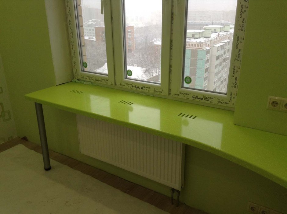 Письменный стол у окна