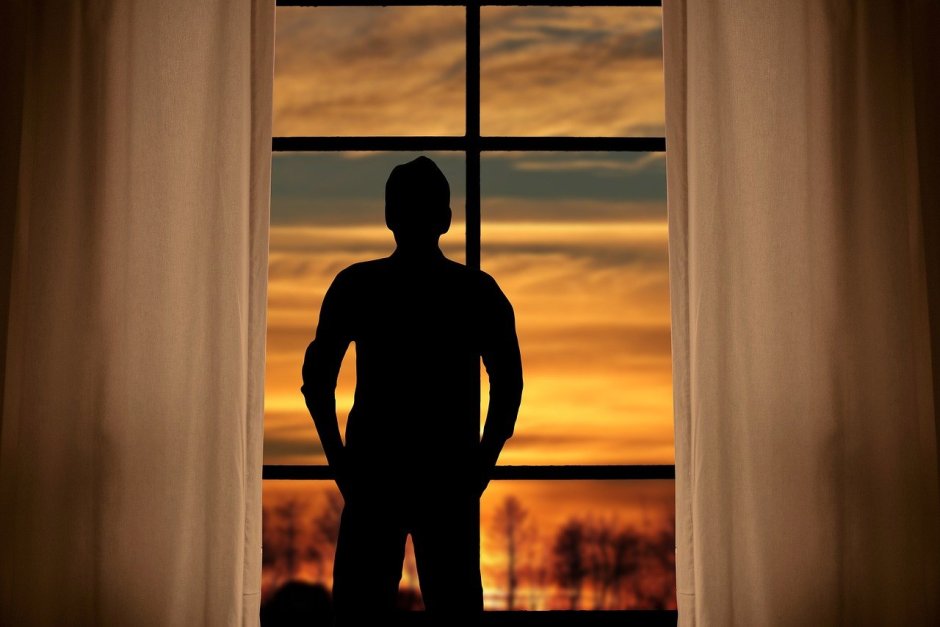 Мужчина у окна грезы