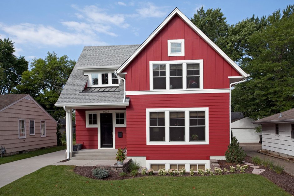 Красный фасад дома