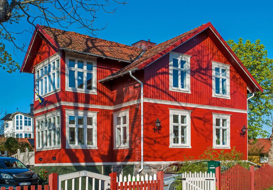 Дом из красного кирпича с окнами со шпросами