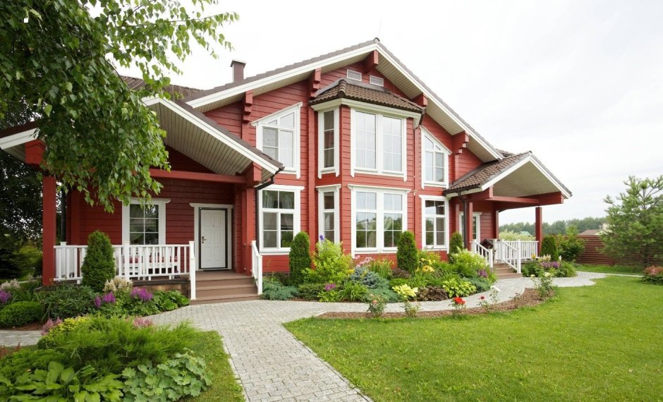 Красный дом с белыми окнами