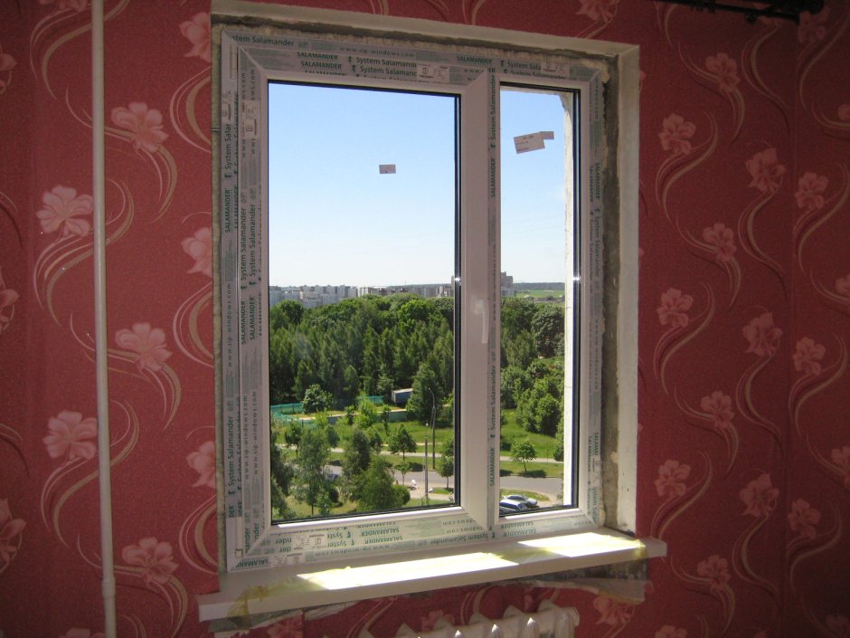 Двухстворчатое окно в интерьере