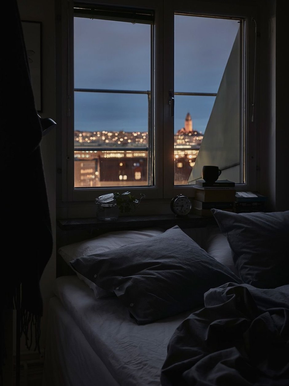 Кровать у окна ночью (36 фото)