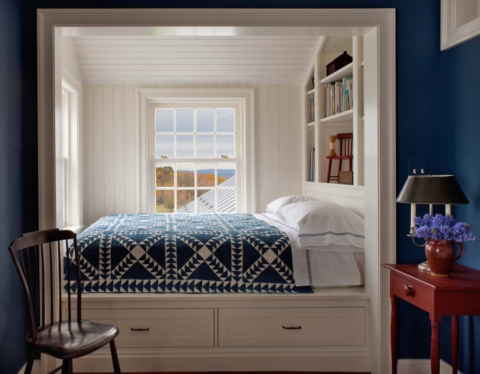 Маленькая спальня с панорамным окном