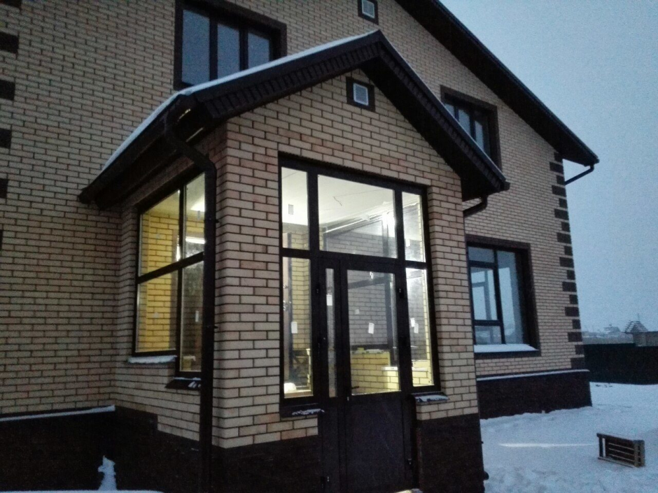 Дом с коричневыми окнами