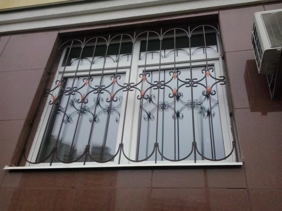 Кованые решетки 17- 18 веков на окнах московских храмов
