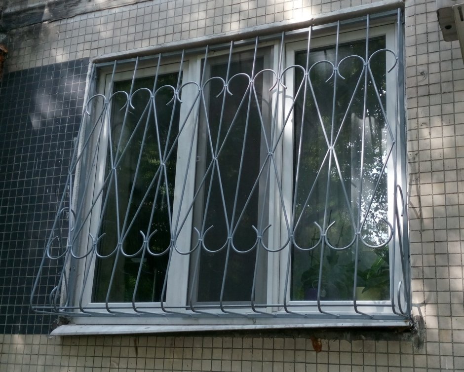 Окна с решетками на стекле