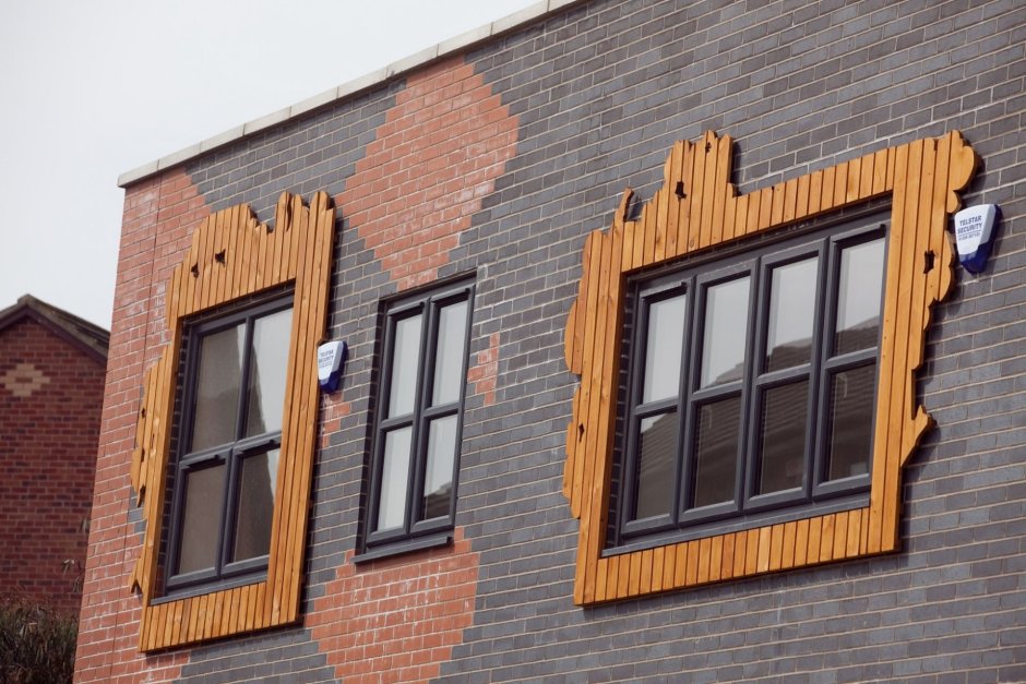 Окантовка окон на фасаде дома из кирпича