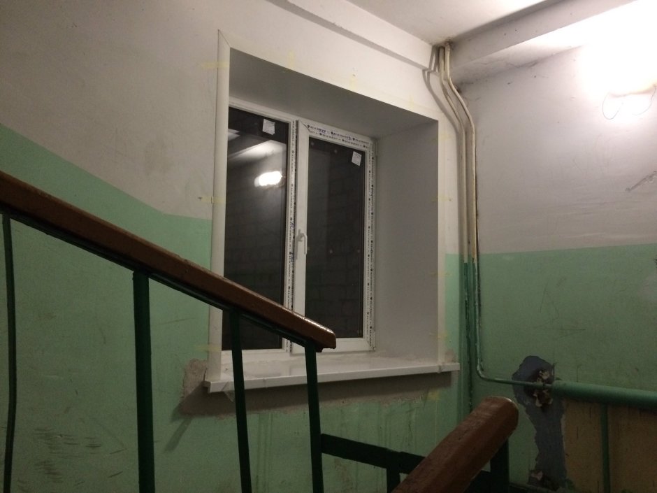Окно в подъезде