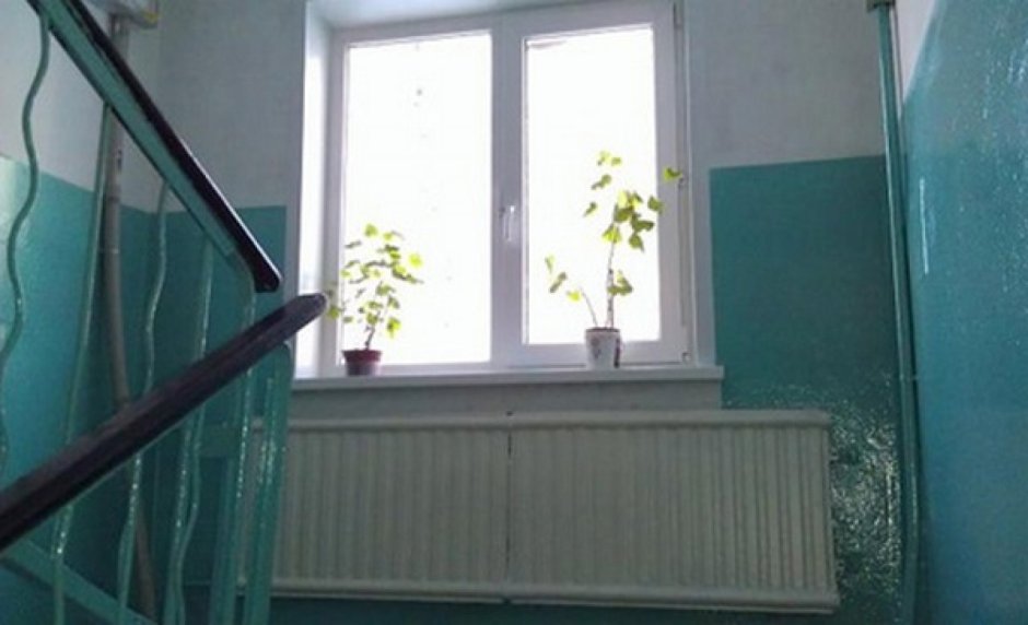 Деревянные окна в подъезде