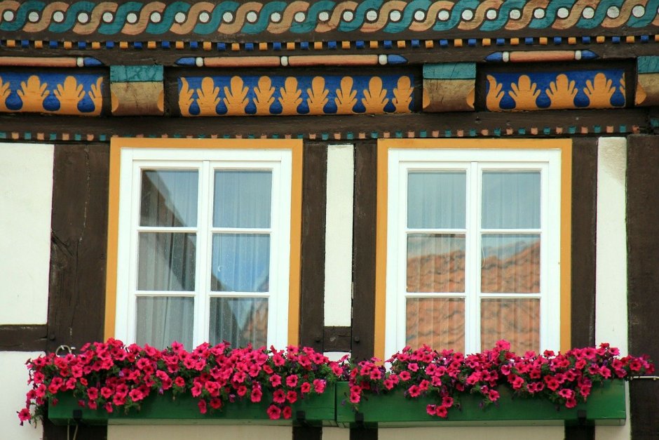 Украшение фасадов домов цветами