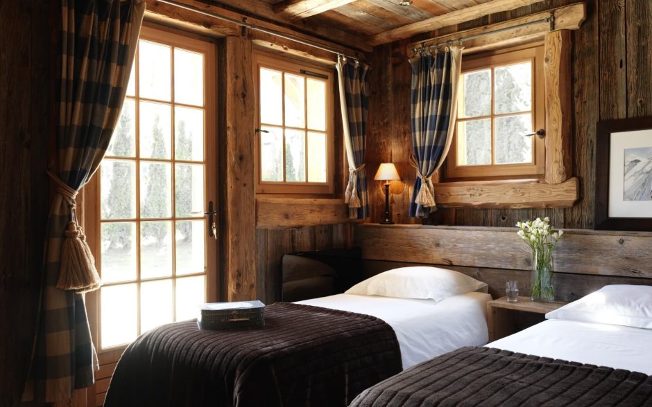 Спальня с панорамным окном в стиле Шале