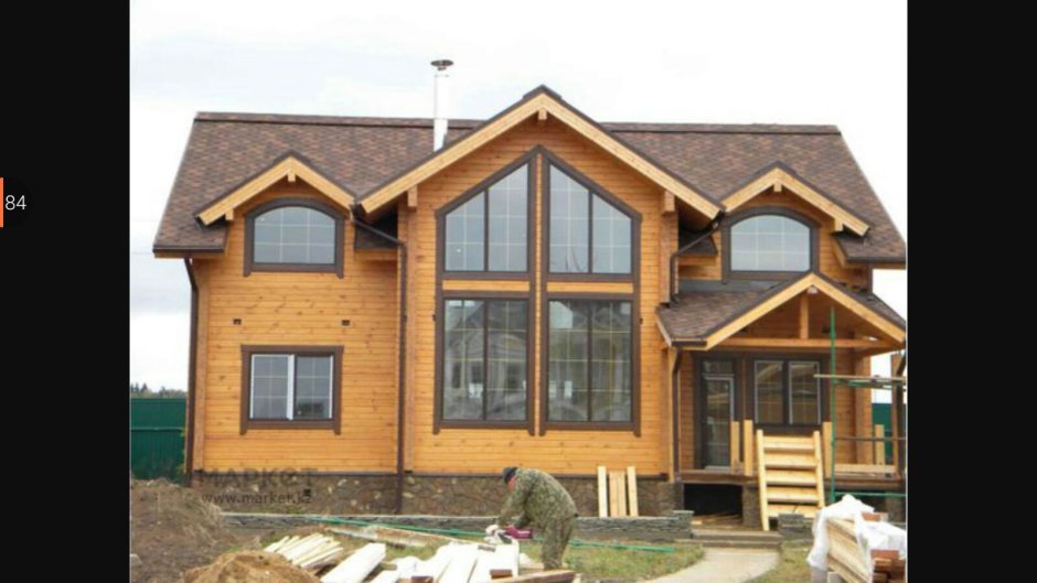 Деревянный дом с коричневыми окнами