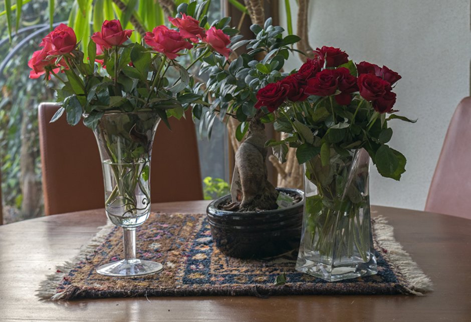 Букет цветов в вазе на столе
