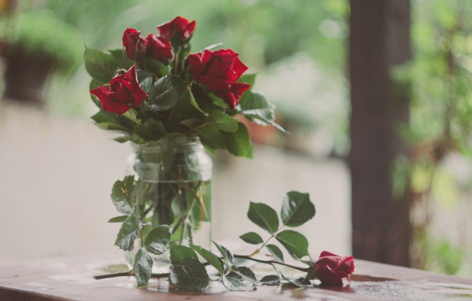 Розы в вазе на столе