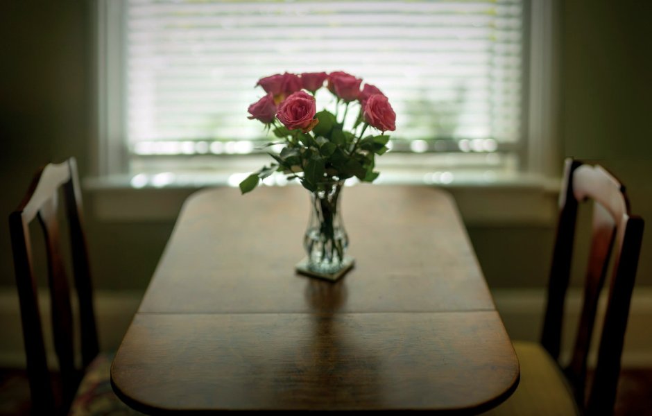 Кухонный стол с цветами