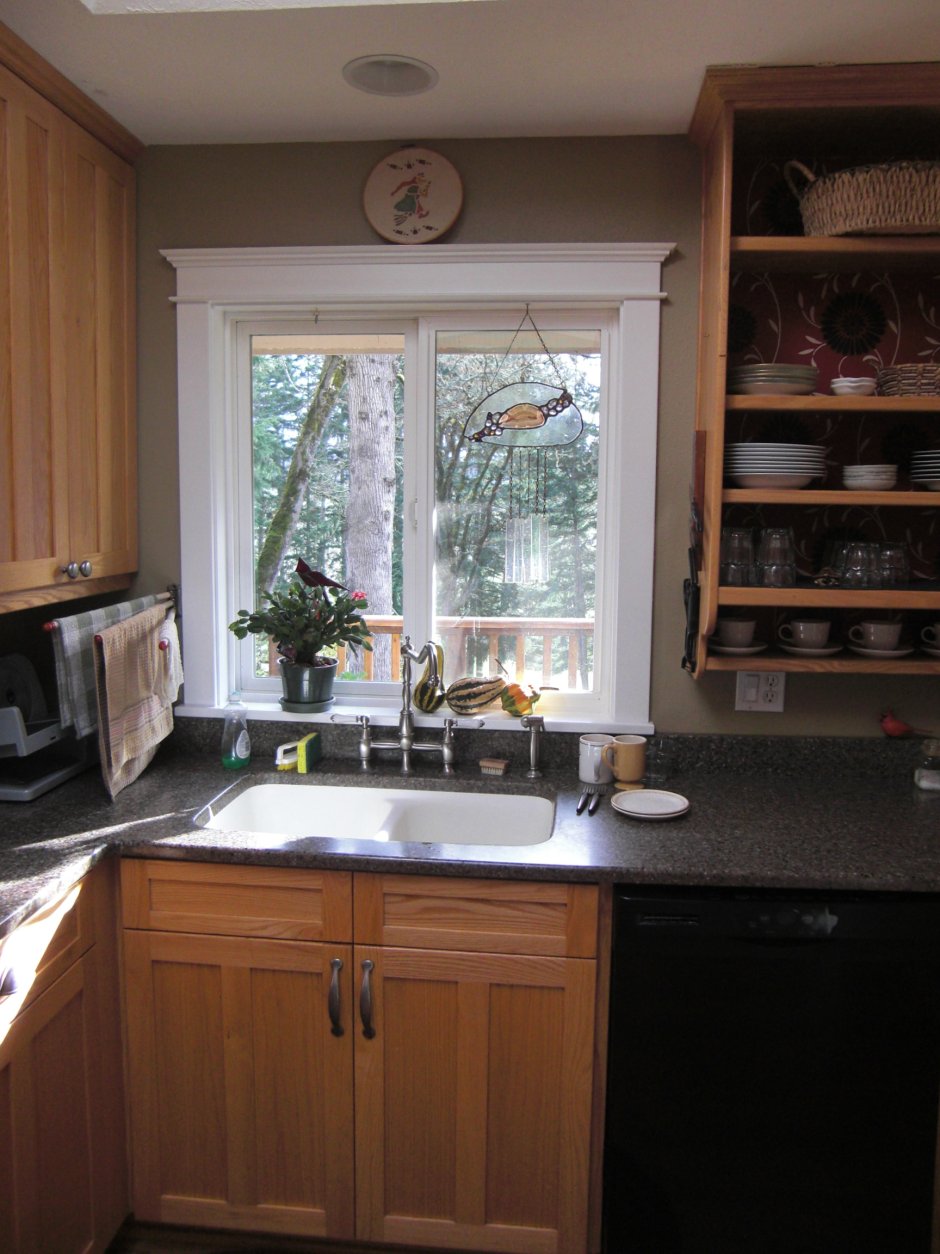 Угловая кухня с окном