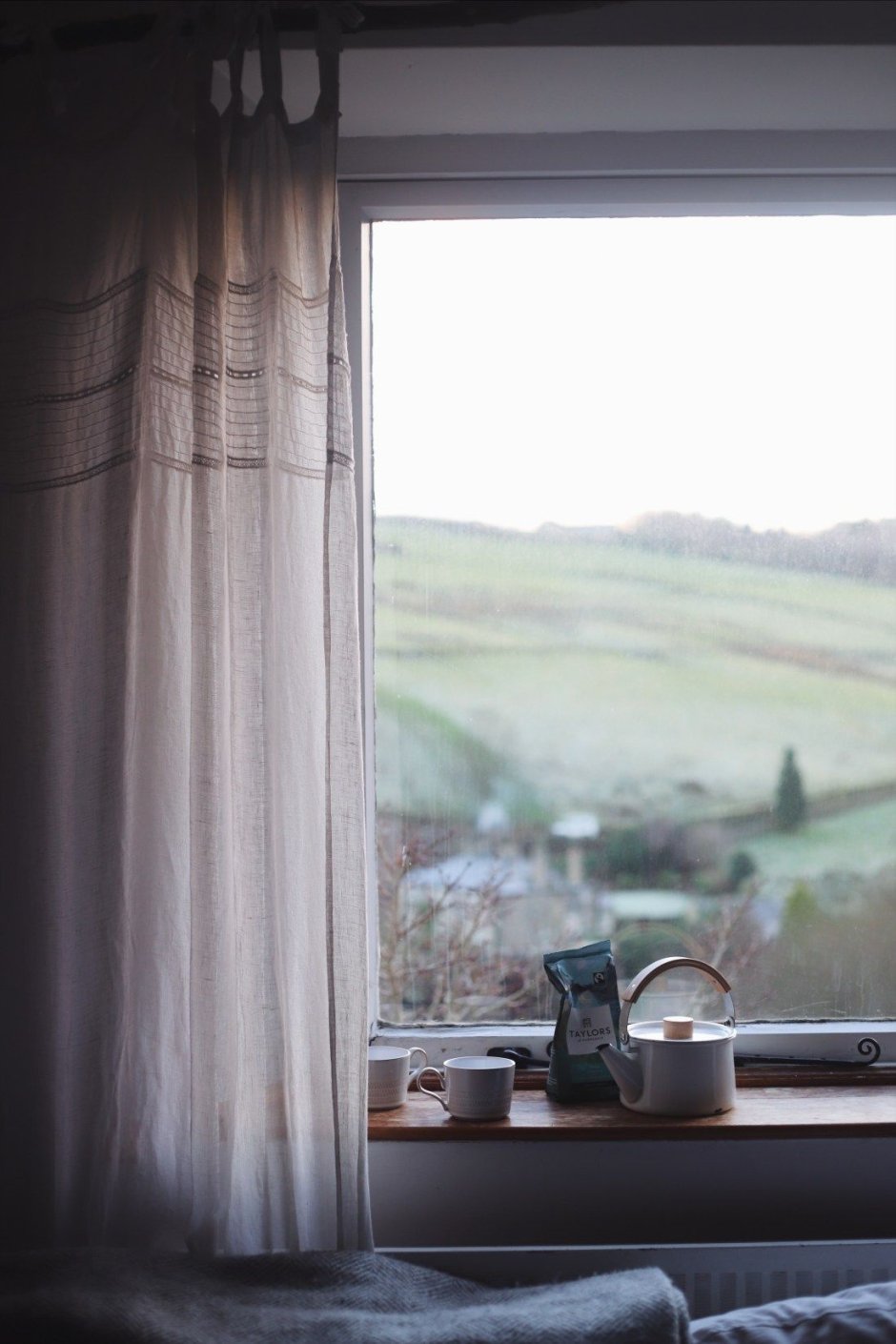 Вид из окна кафе во Франции