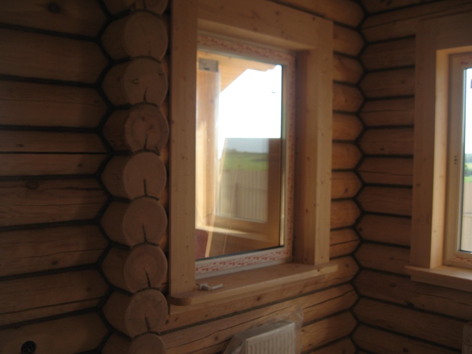 Отделка окна внутри дома из бревна