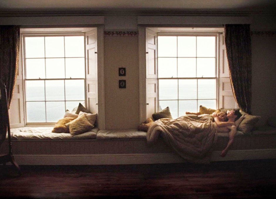 Ночная комната с кроватью у окна