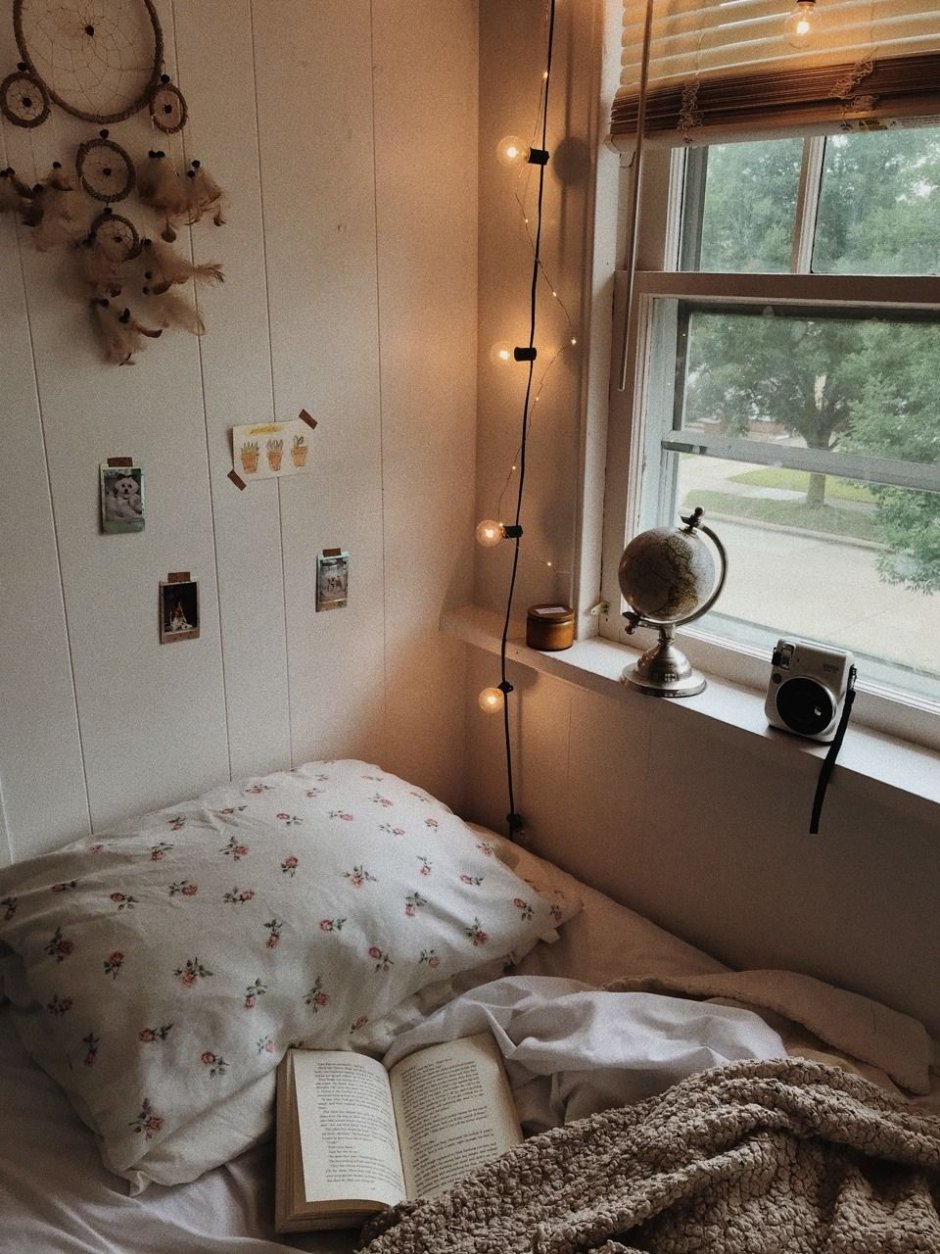 Двуспальная кровать под окном