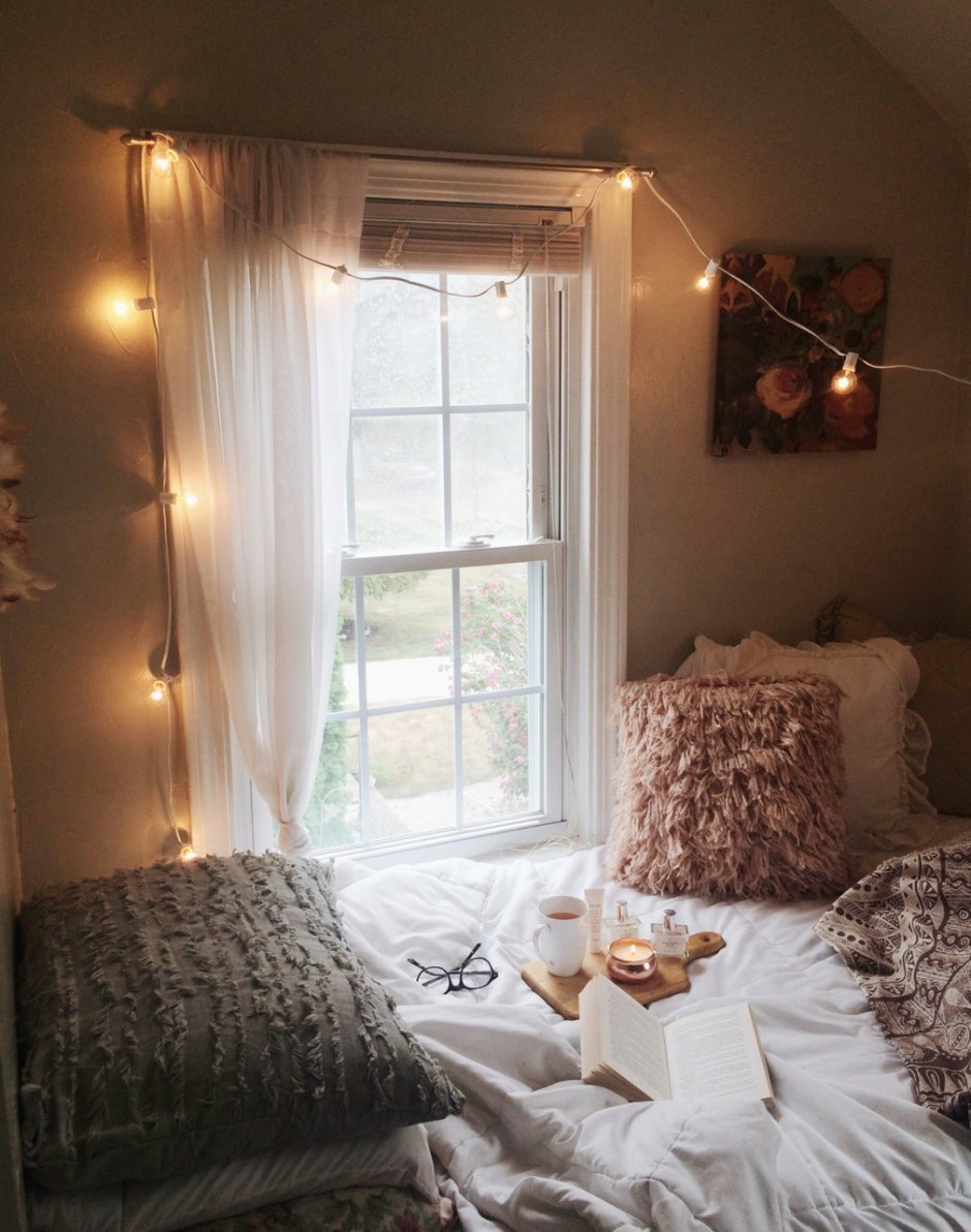 Уютная комната с окном
