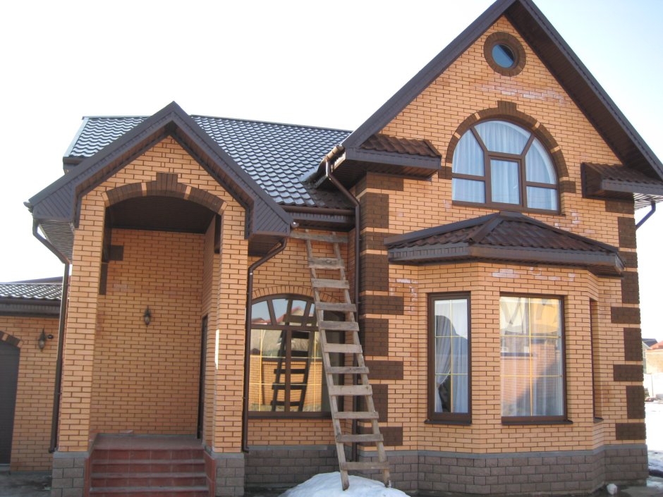 Красивый дом из желтого кирпича