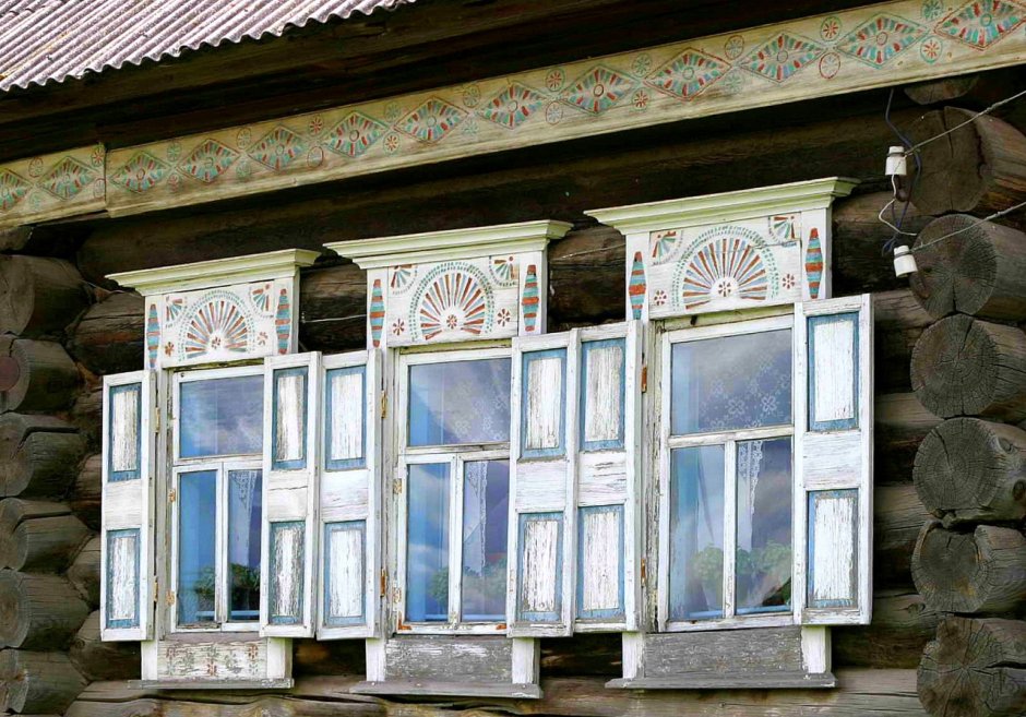 Деревянное окно в деревне