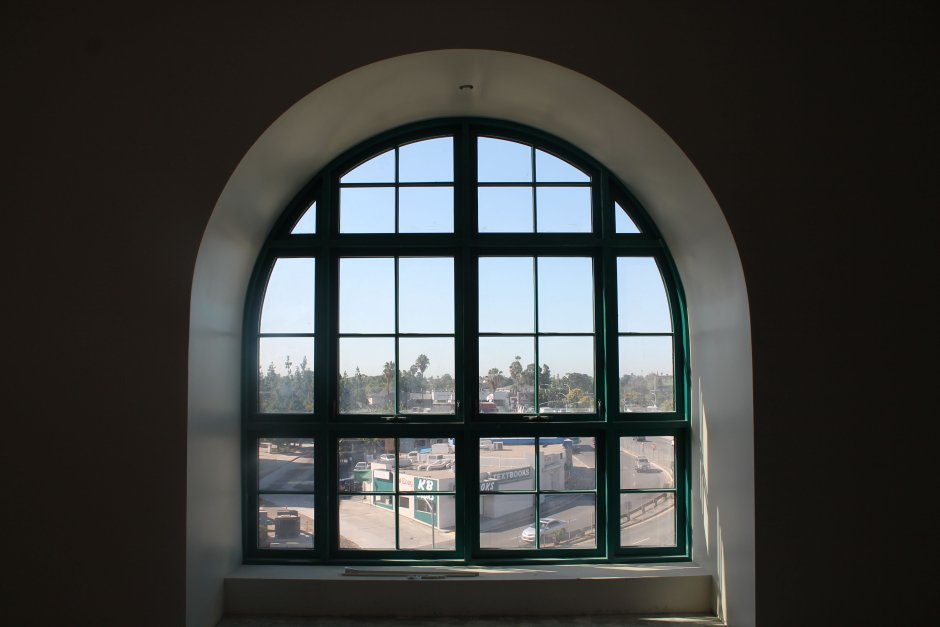 Узкие арочные окна