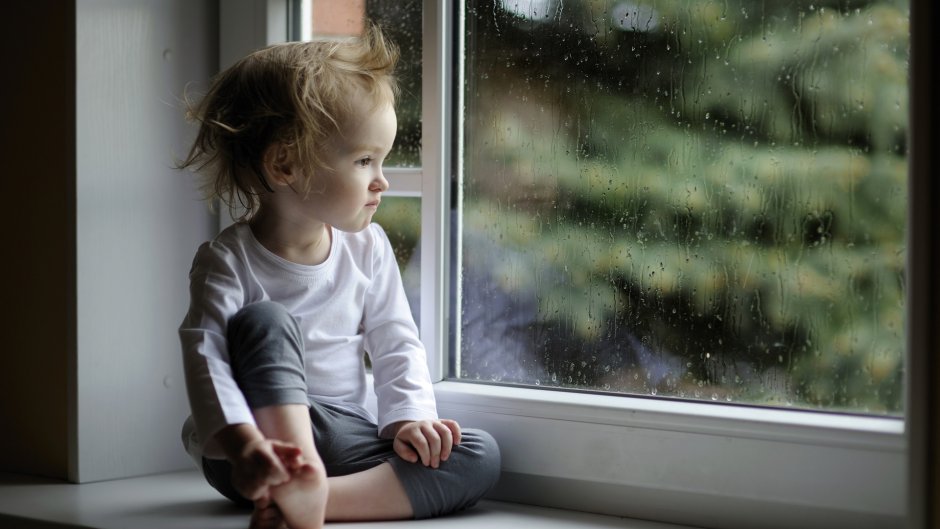 Ребенок возле окна
