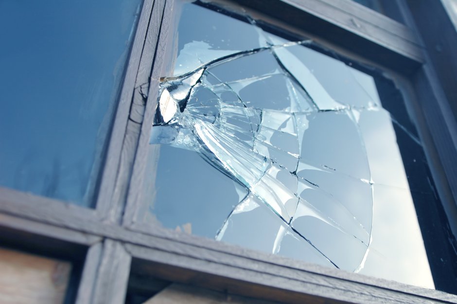 Разбитое оконное стекло