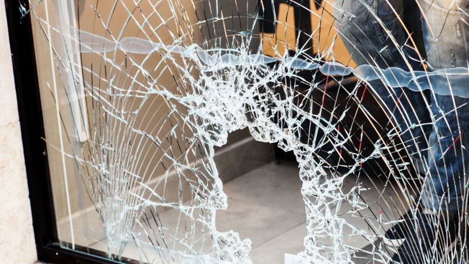 Силикатное стекло разбитое
