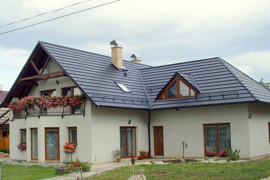 Дом с четырехскатной крышей