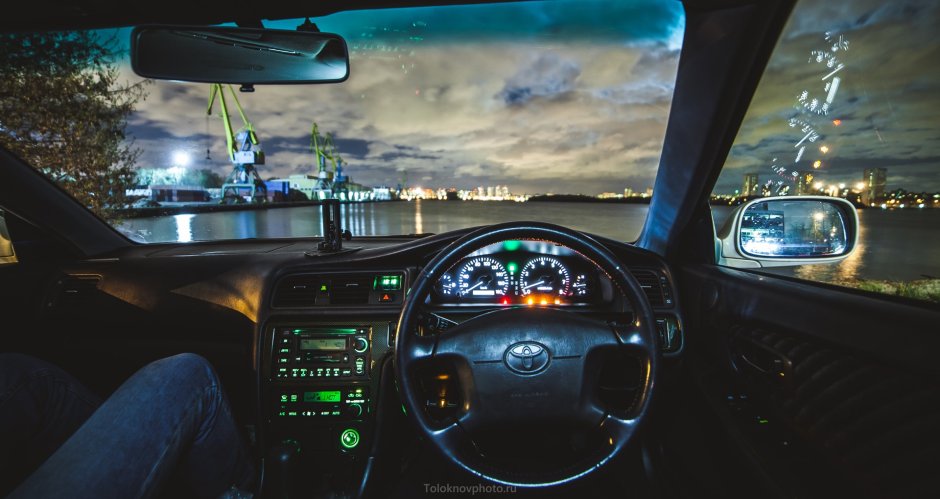 Ночной вид из окна машины