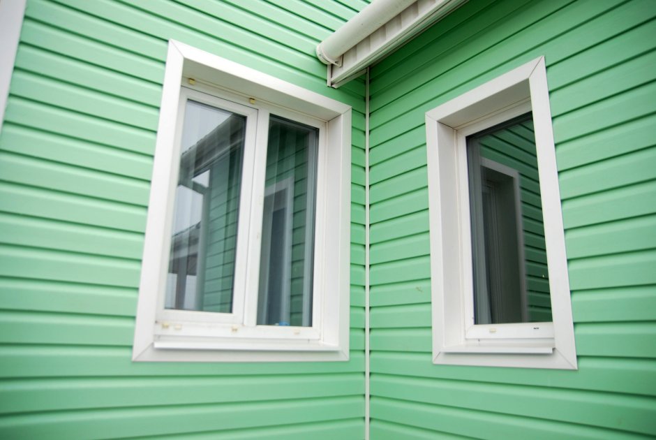 Белые наличники на окна в деревянном доме