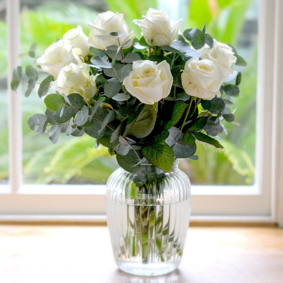 Розы в вазе на окне (43 фото)