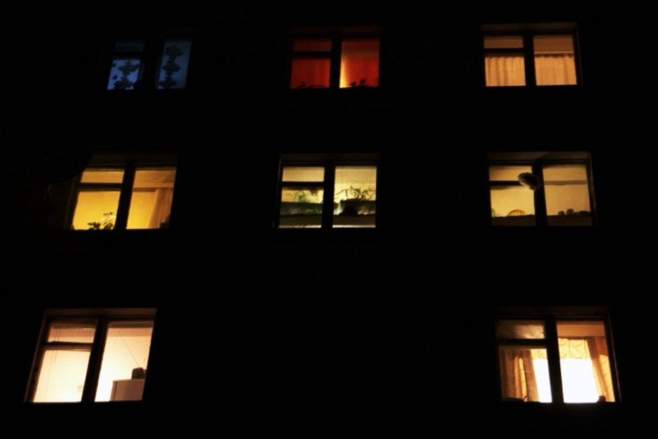Окна многоэтажки ночью