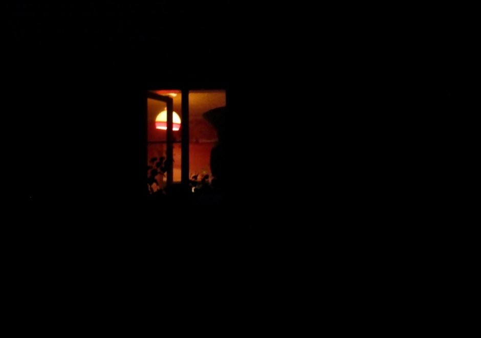 Свет в окне ночью