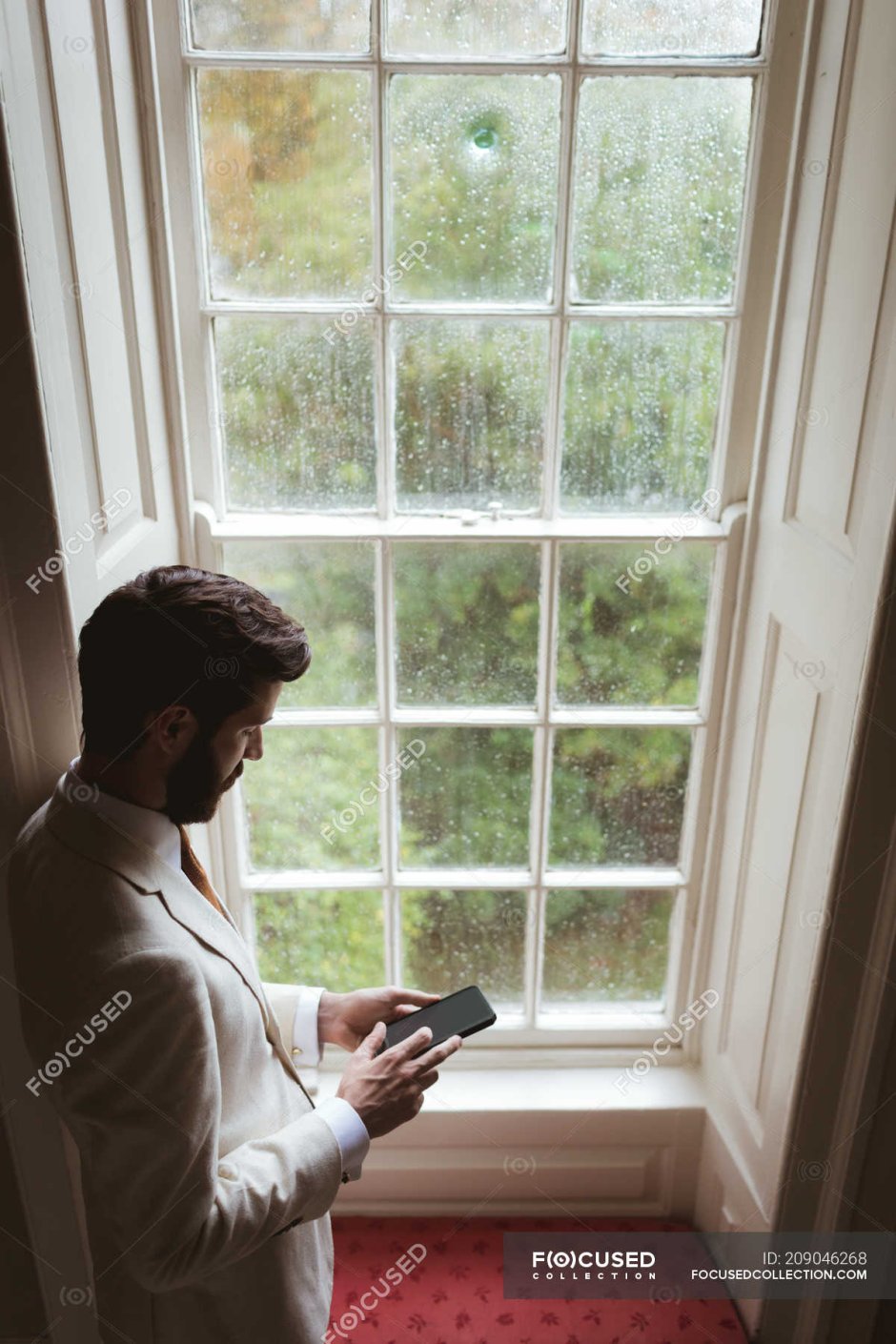 Фотосессия мужчина возле окна