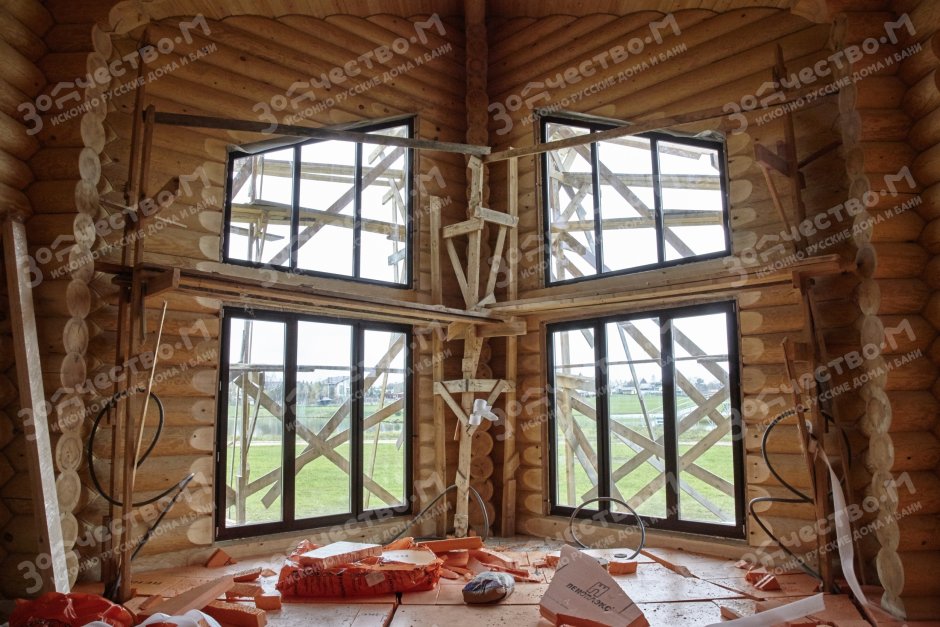 Окна в доме из оцилиндрованного бревна