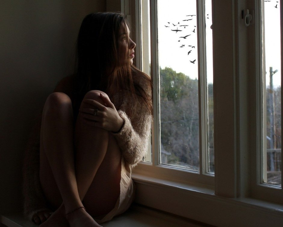 Девушка возле окна