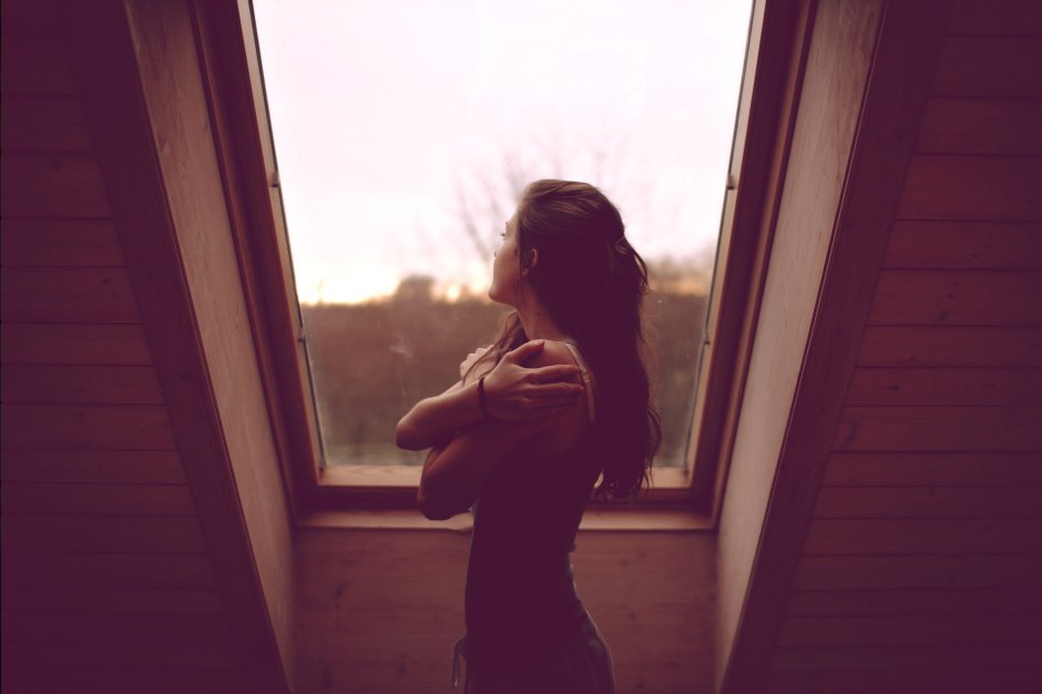 Девушка возле окна