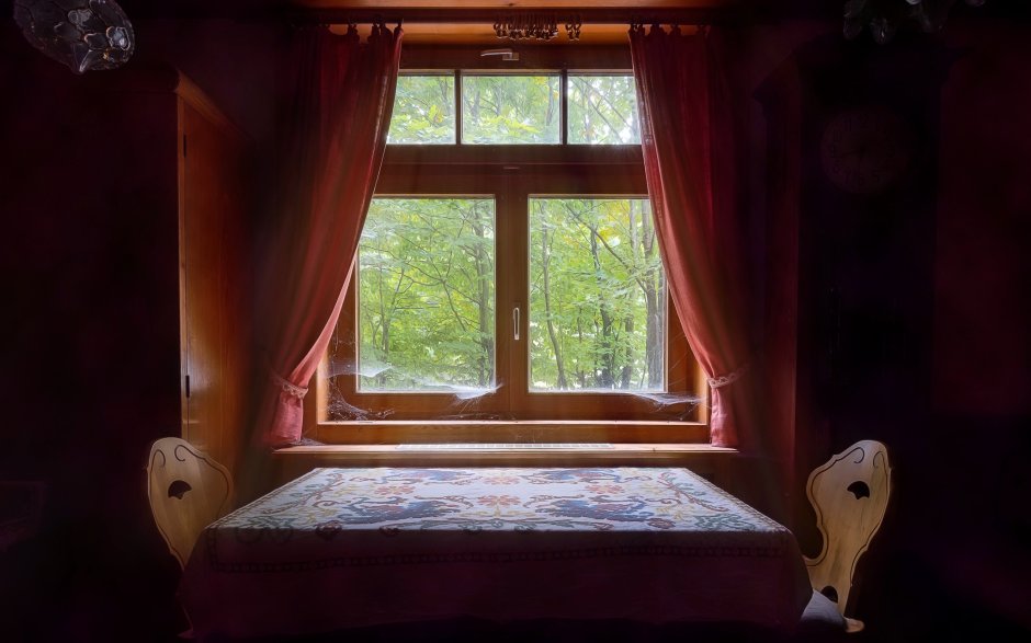 Деревенская комната с окном