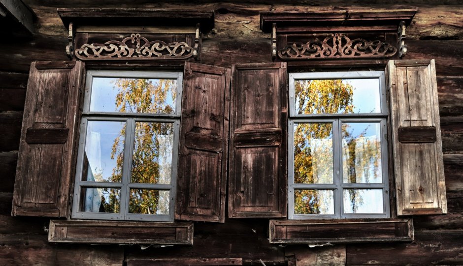 Деревенские окна с коричневыми стеклопакетами